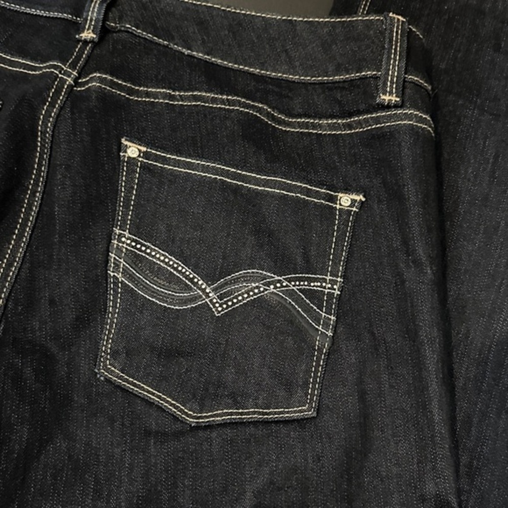 565. White House Black Market slim leg Darkwash size 10 R